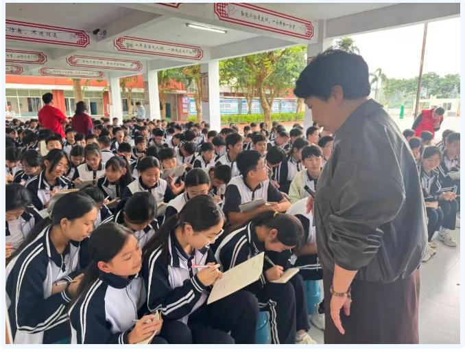 海口华南实验学校的这堂心理课不简单：教孩子当“侦探”、做“演员”，还能预见未来